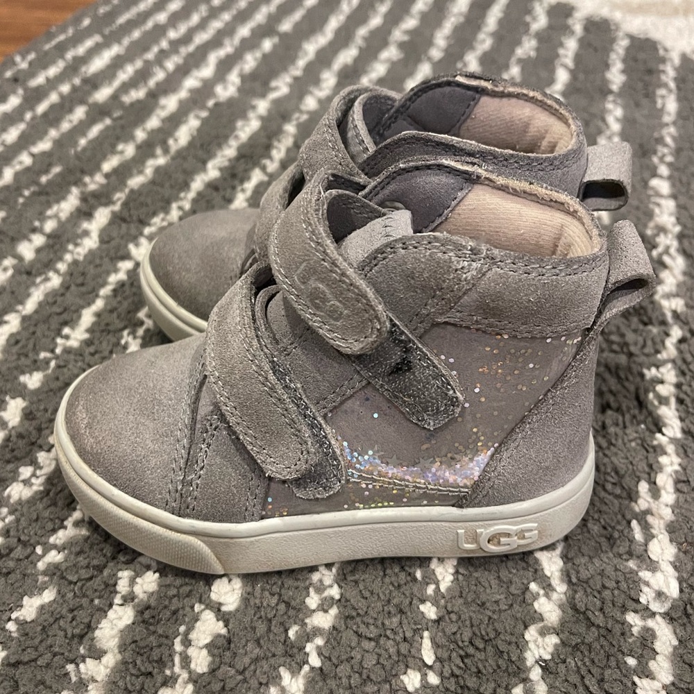 Ugg Rennon II Toddler - Grey, Size 6, EUC